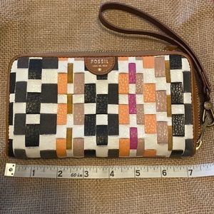 Fossil leather wristlet wallet, pre-own condition.